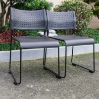 Chaise de bureau ergonomique empilable en plastique avec structure en acier, housse antidérapante durable, design moderne, pour conférence, formation, intérieur, usage commercial