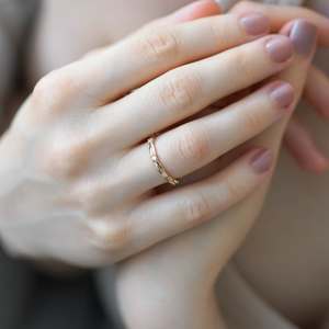 Anillo Delicado de Moissanita, Chapado en Oro Rosa de 14K, Anillo de Tres Piedras con Banda Trenzada, Anillo Apilable Minimalista, Anillo Delicado con Diamantes - Product Image 2
