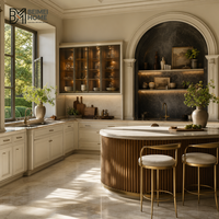 Meubles de cuisine sur mesure en crème, style français, avec niche architecturale en arche romaine, îlot bar cannelé, et armoires de style manoir.