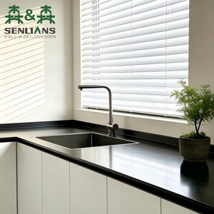 Ensemble d'armoires de cuisine minimalistes blanc chaud, design sans poignées noir, en forme de L, avec plan de travail en quartz noir mat et four encastré - Product Image 2