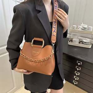 Sacs à bandoulière de haute qualité avec logo personnalisé, design en cuir PU brillant, sac seau souple pour femmes - Product Image 3