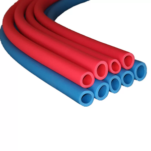 <span class=keywords><strong>Tuyau</strong></span> d'<span class=keywords><strong>isolation</strong></span> insonorisant et antigel en caoutchouc plastique rouge et bleu haute densité à cellules fermées pour la protection thermique - Product Image 1