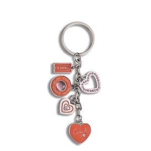 Porte-clés en métal en forme de cœur, design créatif personnalisé avec logo, cadeau pour la Saint-Valentin - Product Image 1