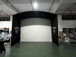 ตาข่ายกั้นจำลองการเล่นกอล์ฟแบบสั่งทำขนาดพิเศษสำหรับงานขายจากโรงงาน พร้อมผ้าจอแสดงผล HD ทนแรงกระแทก สำหรับกีฬาและความบันเทิงในร่มแบบพกพา - Product Image 6