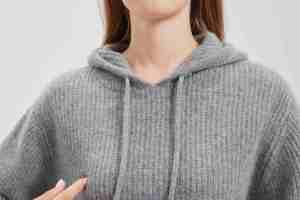 Pull en tricot à capuche gris pour femme, 100% acrylique, manches longues, vêtement décontracté pour l'automne - Product Image 3