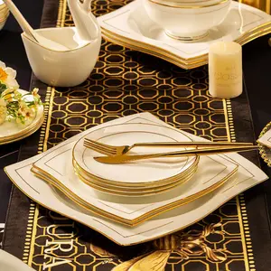 Ensembles de dîner de 52 pièces service de vaisselle en porcelaine osseuse en céramique de luxe Jingdezhen vaisselle d'hôtel haut de gamme à bordure dorée