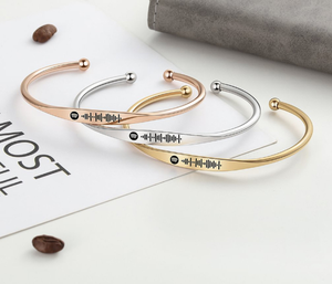 Bracelets joncs ronds en <span class=keywords><strong>fil</strong></span> de fer personnalisés avec nom, tendance, mode européenne et américaine, en acier inoxydable plaqué PVD or 18 carats - Product Image 1