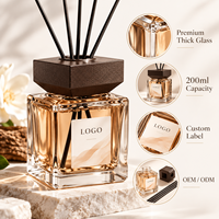 Diffuseur d'arômes haut de gamme en verre carré avec bouchon en bois, parfum d'ambiance aux huiles essentielles naturelles pour hôtels et décoration intérieure