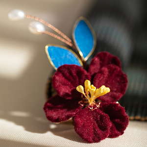 Pinzas para el cabello de terciopelo y flores de terciopelo hechas a mano en estilo chino tradicional, una alternativa perfecta a lo tradicional chino. - Product Image 2