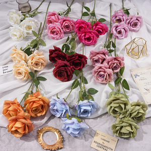 Bouquet de roses artificielles en soie à bords frisés pour décorations de mariage et décorations au sol - Product Image 1