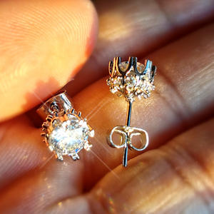 Pendientes de Oro Blanco con Circonita, Corte Brillante Redondo, Diseño Floral, Engaste de Garra, Baño de Rodio, Joyería Clásica de Compromiso para Mujer - Product Image 4