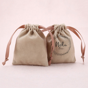Petit sac cadeau en velours pour Noël, pochette à bijoux en daim avec cordon de serrage et logo personnalisé pour ranger les bagues et les boucles d'oreilles - Product Image 2