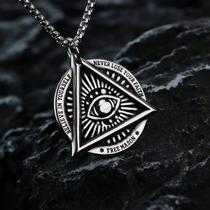 Yunnique – collier avec pendentif pyramidal en acier inoxydable pour hommes, bijoux de cadeau avec charme œil porte-bonheur de la franc-maçonnerie - Product Image 1