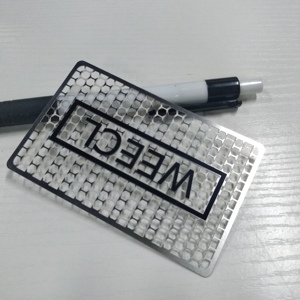 Carte en métal gravée au laser, logo personnalisé de haute qualité, fabrication en usine, broyeur en acier inoxydable - Product Image 1