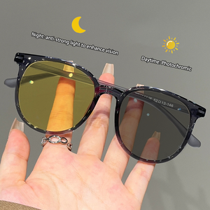 نظارات رؤية ليلية للقيادة بإطار أسود حساسة وتمنع نظارات شمسية ليلية ونهارية متغيرة الألوان أشعة عالية في الليل - Product Image 3