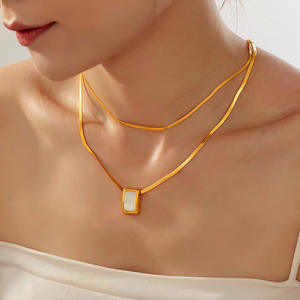 Collar con Colgante Cuadrado Retro de Nácar Blanco, Cadena de Acero de Titanio Chapada en Oro de 18K, Joyería de Lujo Ligero Transfronteriza - Product Image 3