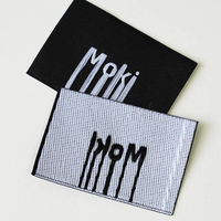 Haga que su Marca se Destaque con Etiquetas Personalizadas Ecológicas de Satén Tejido de Primera Calidad para Marcas de Ropa - Empaquetado en Rollo