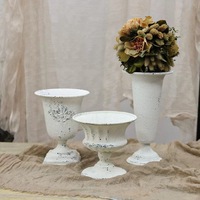 Jardinière en fer vieilli style vintage, pot de fleurs sur piédestal Shabby Chic, récipient floral en métal rétro pour centres de table de mariage et décoration intérieure