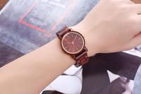 Jam Tangan Kayu Mewah Quartz dengan Tali Jam Kustom untuk Pria Kayu Cendana Merah Logo Terukir