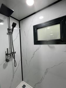Casa Contenedor Móvil Duradera de Paneles Sándwich de 20 pies, Diseño de Casa de Campo Expandible, Refugio Modular de 3 Dormitorios para Post-Disttrastas - Product Image 2