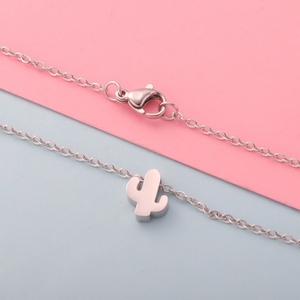 Nouveau Collier Personnalisé en Acier Inoxydable Plaqué Or 18K PVD Anti-ternissement avec Breloque Cactus, Vente en Gros - Product Image 3