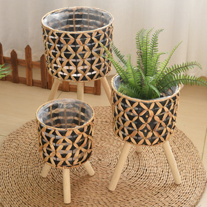 Pot de fleurs d'intérieur <span class=keywords><strong>en</strong></span> rotin artificiel pour la maison, support réglable <span class=keywords><strong>en</strong></span> <span class=keywords><strong>bois</strong></span>, pots de fleurs et jardinières <span class=keywords><strong>en</strong></span> rotin tressé, vente <span class=keywords><strong>en</strong></span> gros - Product Image 1