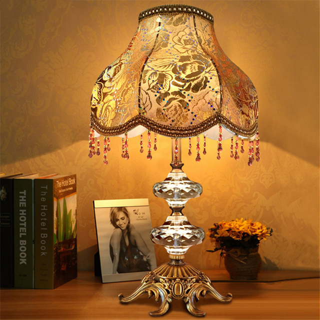 Hot Sale European Style Luxury Fashion Decorate Hotel LED Crystal Desk Light Post Modern Table Lamp