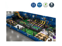 Parc d'aventure et de trampolines intérieur sur le thème de l'espace, avec terrain de football, tir à l'arc et café, conçu sur mesure pour centre commercial