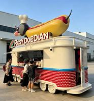 Food Truck de style train, équipé d'une machine à pop-corn, proposant des services de restauration rapide, de barbecue et de hot-dogs lors des événements de carnaval