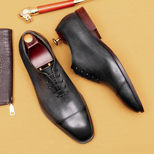 Les chaussures Oxford en cuir véritable de couleur claire pour hommes sont une tendance dans les tenues de cérémonie. - Product Image 1