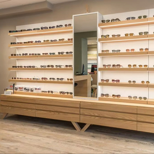 Étagères murales d'exposition de lunettes de soleil en bois moderne personnalisées avec éclairage LED, hauteur réglable pour les magasins de vente au détail d'optique - Product Image 1
