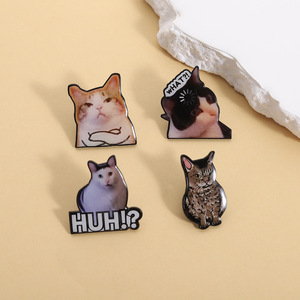 Pin de botón de hojalata con meme de gato divertido, venta al por mayor, broche de dibujos animados lindo personalizado OEM para ropa y accesorios de mochila - Product Image 5