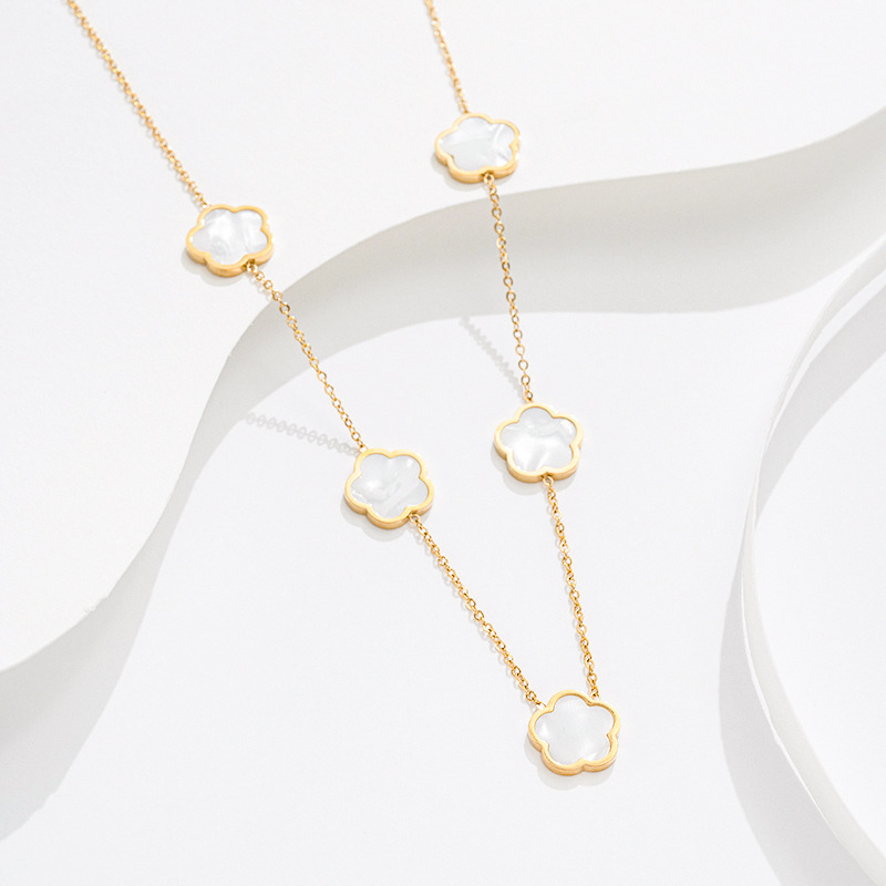 #05-Le collier blanc