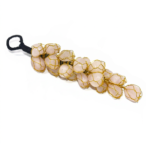Vente en gros de cristaux bruts de guérison naturels faits à la main, raisins en quartz rose, ornements suspendus pour voiture et intérieur - Product Image 1