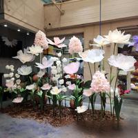 Arrangement floral artisanal de couleur blanche, fleurs géantes en papier d'anémone et de pissenlit pour la décoration de mariage, de fête ou de vitrine