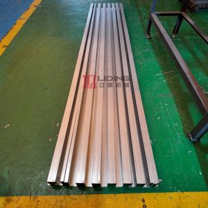 PLC-Gesteuerte Stahlrahmenkonstruktionsmaschine |   Maßgefertigtes Hutprofil- und Omega-Traversen-Rollformsystem - Product Image 3