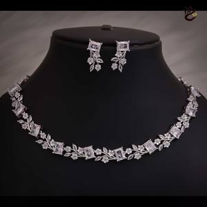 Ensemble collier et boucles d'oreilles en alliage de designer avec détails en cristal et brillance époustouflante pour les femmes, à porter pour les fêtes, les cérémonies de mariage - Product Image 4