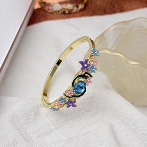 กำไลข้อมือลายดอกไม้เคลือบสีสำหรับผู้หญิง ดีไซน์แบบเปิดประดับดอกไม้หลากสีและฝังเพชร CZ เครื่องประดับคริสเตียนสุดอินเทรนด์ - Product Image 6