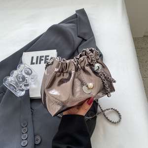 Sac à main mini pour femme en cuir brillant, nouveau design, avec chaîne - Product Image 2