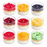 Creatieve geurkaars met mousse-achtige, gelaagde, realistische fruittopping in glazen kaarsenpotten voor thuisdecoratie