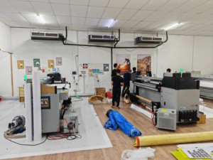 Nueva impresora UV híbrida Ricoh Konica automática de 180cm de ancho de impresión con barniz de lámina de oro CMYK LC LM W V Max 12 <span class=keywords><strong>Ric</strong></span> - Product Image 3