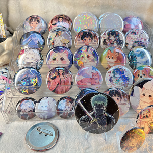 ป้ายเข็มกลัดโลหะกลมลายการ์ตูนอนิเมะแบบกำหนดเอง ขนาด 44 มม. 50 มม. พร้อมโลโก้ตามสั่ง สำหรับติดกระเป๋า แบบโฮโลแกรม ขายส่ง - Product Image 1