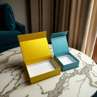Scatola Regalo Magnetica di Lusso a Forma di Libro per Calze, in Cartone Rigido Pieghevole e Riciclabile, Personalizzabile