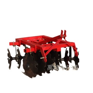 Arado de discos agrícola de 4 hileras de acero rojo para uso con tractor - Product Image 1