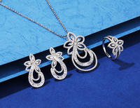 Neues Design-Trend Unregelmäßige Blumen-Diamant-Ohrringe 925 Sterling Silber Kubisches Zirkonia Ohrstecker für Frauen