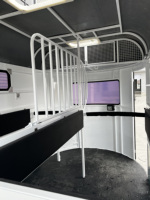 Nouvelle Conception Remorque Équestre 2HSL-S avec Porte-foins, Boîte à Équipement, Caméra de Surveillance, Chargement Direct pour 2 Chevaux