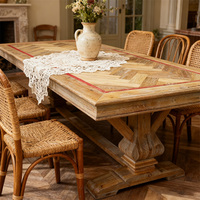 Ensemble de chaises de salle à manger commerciales avec table en bois à chevrons et détails rivetés, mobilier de restaurant contemporain, durable et personnalisable