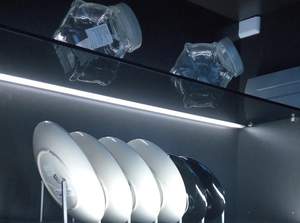 Estante de Vidrio Iluminado de Alta Gama para Boutique, Luz de PC Lechosa de 3 Lados, Marco de Aluminio de 8 mm - Product Image 6