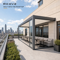 Pergola motorisée à lames orientables en aluminium RKOVE avec murs coulissants en verre pour restaurant urbain sur toit, repas en plein air au Canada