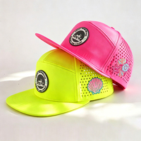 Casquette de golf OEM de haute qualité avec patch en caoutchouc, perforations respirantes, visière plate, 7 panneaux, trous découpés au laser, fermeture snapback